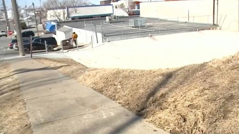 O tânără mamă a dat naștere unui bebeluș pe stradă și l-a abandonat pe loc, la minus 9 grade Celsius. Unde au găsit-o polițiștii