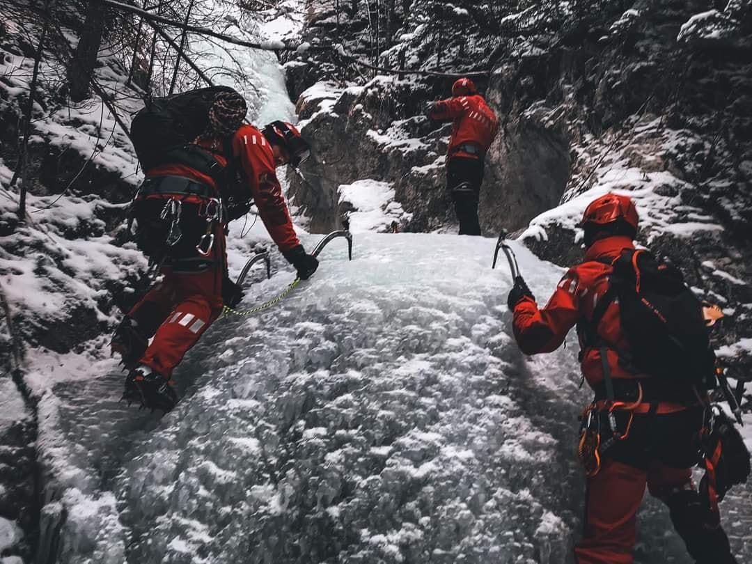 Doi turiști care voiau să ajungă la Cascada Duruitoarea, fără bocanci și haine groase, au fost salvați din masivul Ceahlău de salvamontiști
