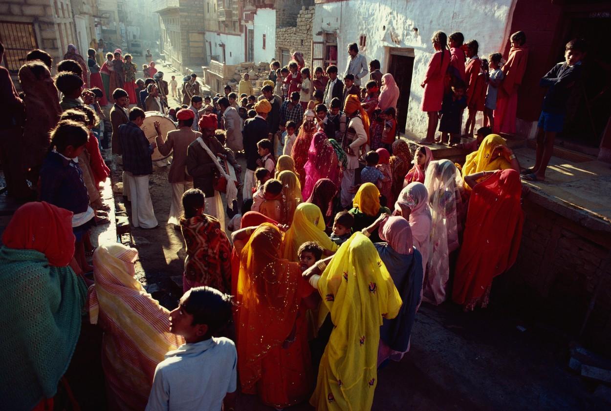 13 femei și fete au murit la o nuntă din India, după ce s-au prăbușit într-o fântână adâncă de 15 metri.