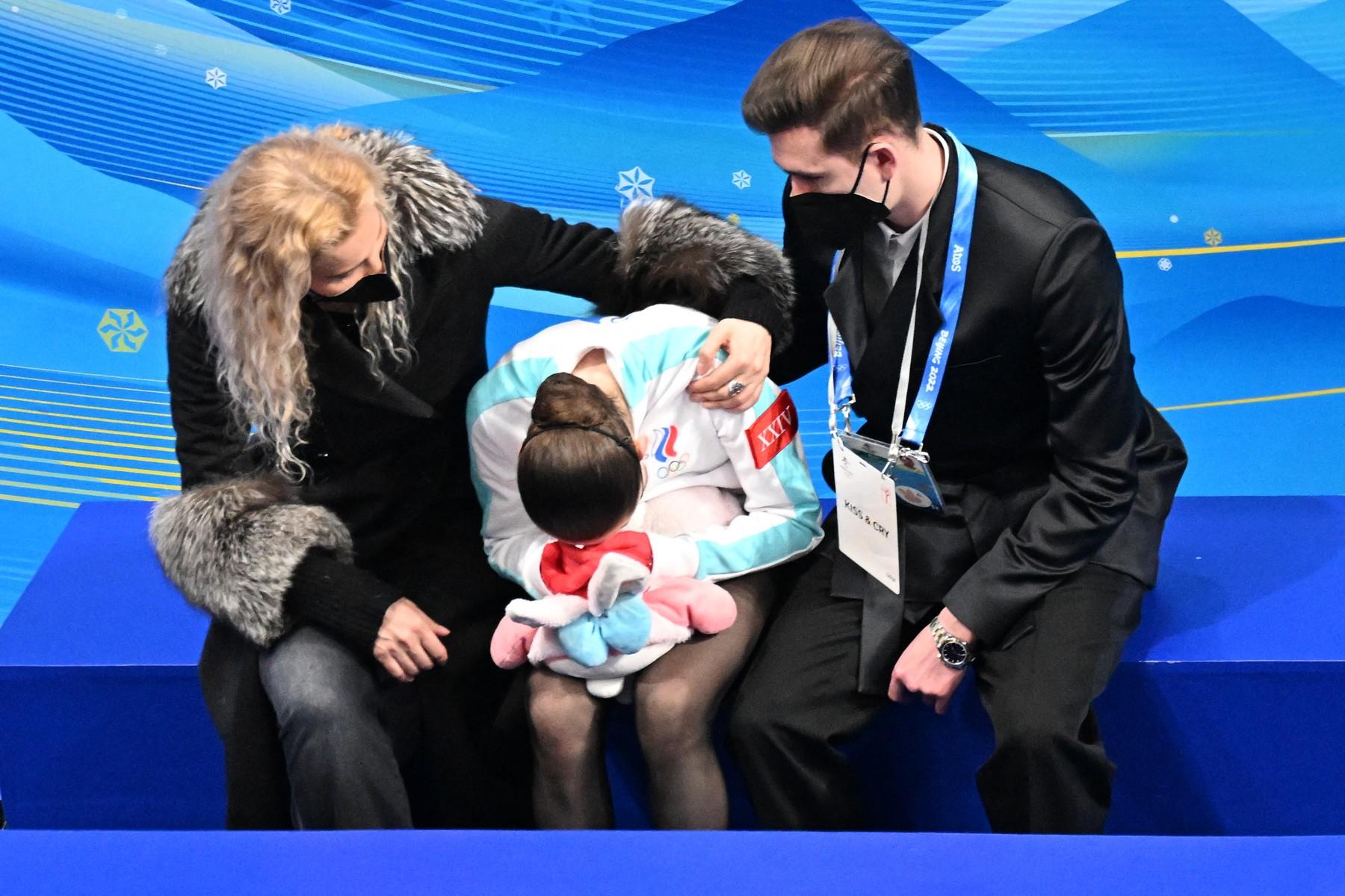 ”Au distrus o fetiță sub ochii întregii lumi”. Kamila Valieva a terminat catastrofal fără medalie la JO și a izbucnit în plâns