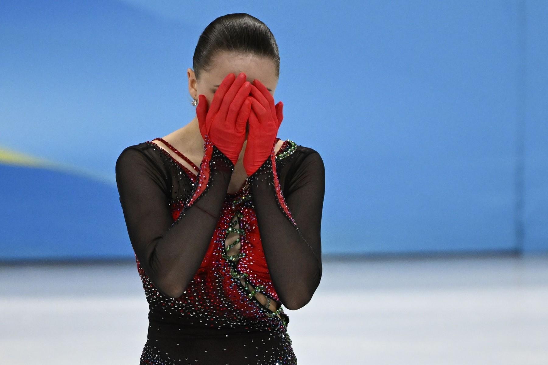 ”Au distrus o fetiță sub ochii întregii lumi”. Kamila Valieva a terminat catastrofal fără medalie la JO și a izbucnit în plâns