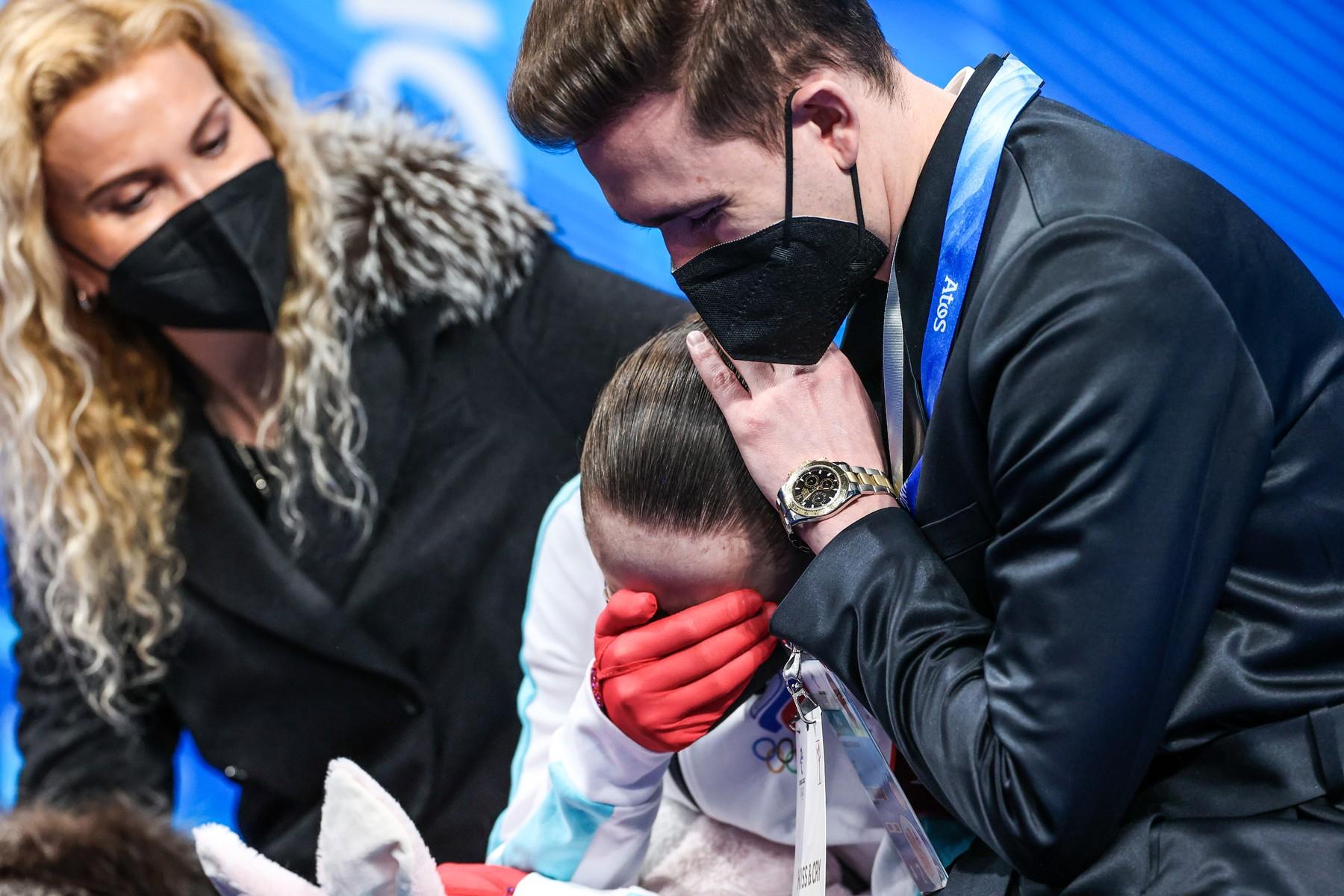 ”Au distrus o fetiță sub ochii întregii lumi”. Kamila Valieva a terminat catastrofal fără medalie la JO și a izbucnit în plâns