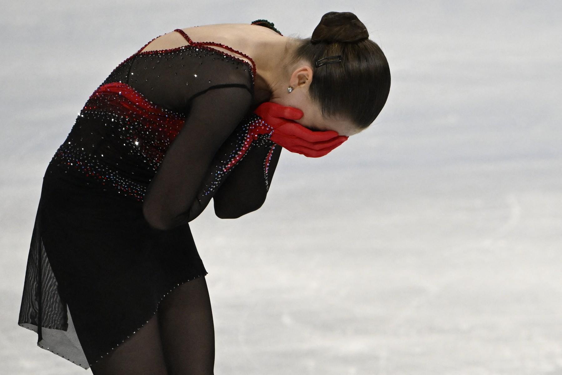 ”Au distrus o fetiță sub ochii întregii lumi”. Kamila Valieva a terminat catastrofal fără medalie la JO și a izbucnit în plâns