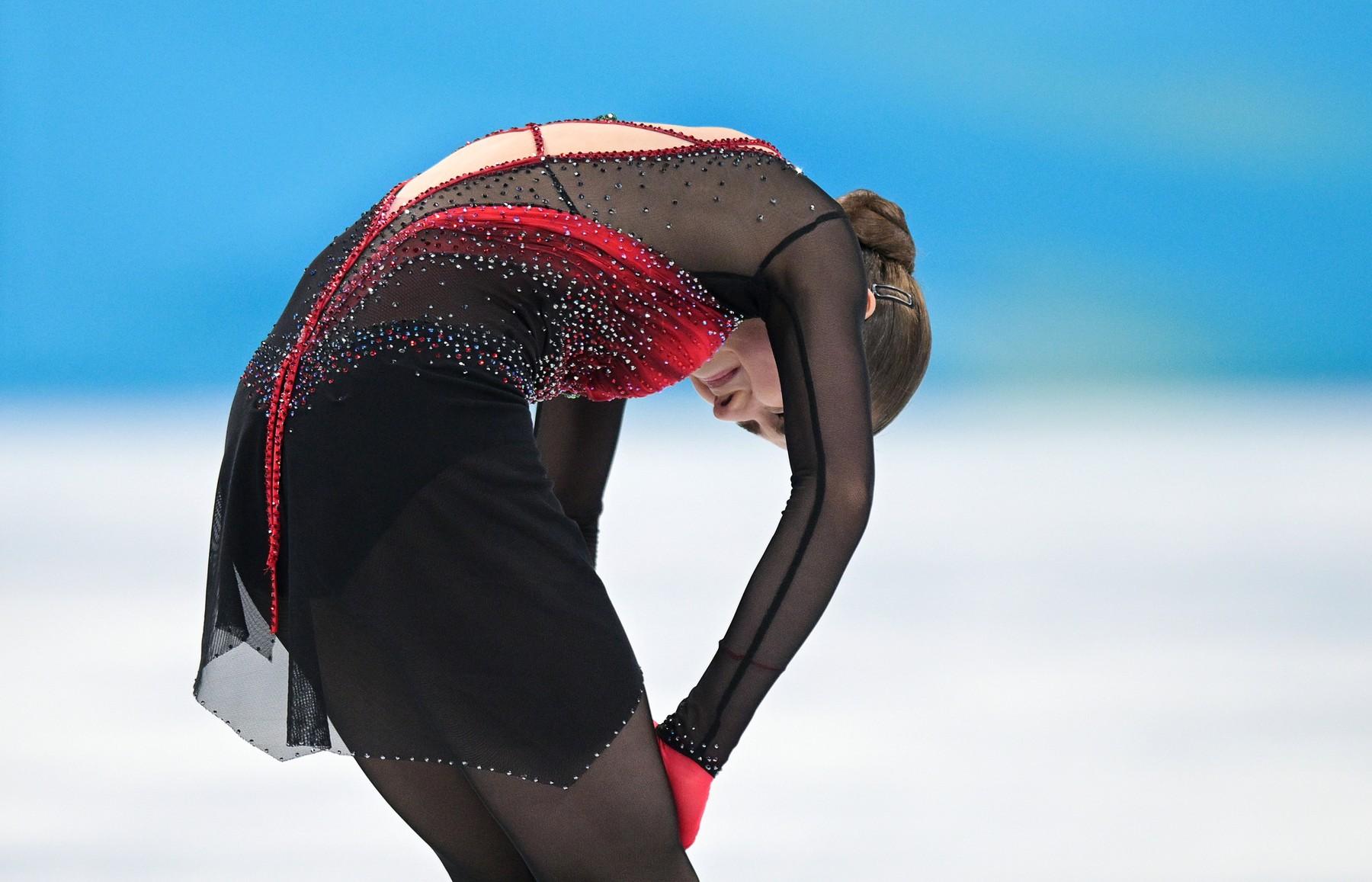 ”Au distrus o fetiță sub ochii întregii lumi”. Kamila Valieva a terminat catastrofal fără medalie la JO și a izbucnit în plâns