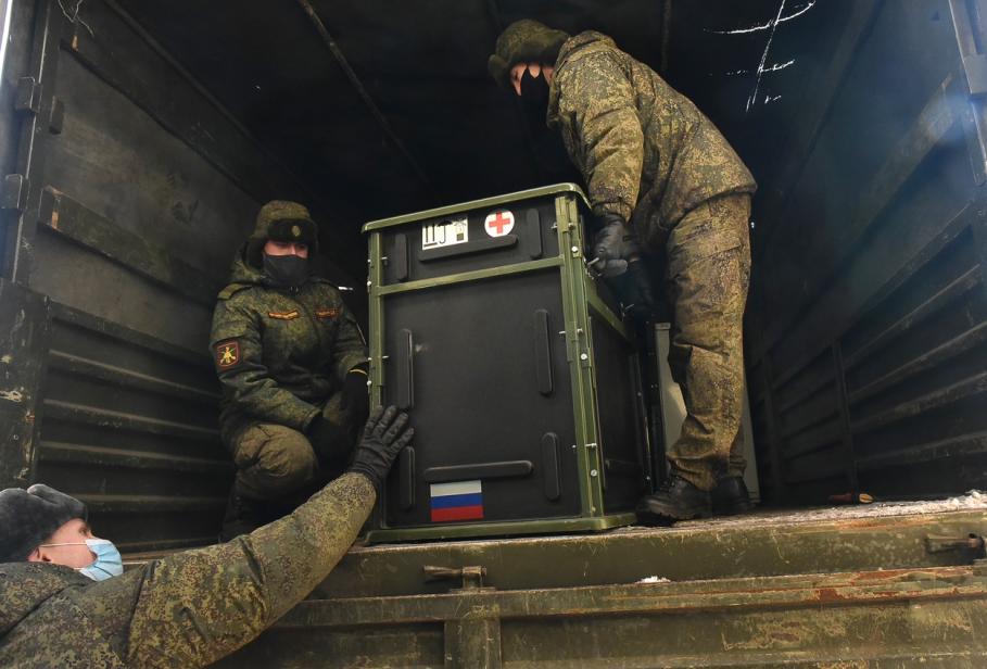 Militarii ruși descarcă echipamente medicale la granița cu Ucraina Militarii ruși descarcă echipamente medicale la granița cu Ucraina