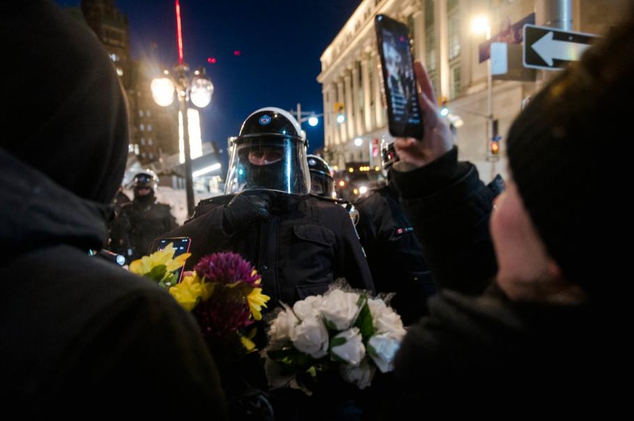 Premierul Canadei nu mai vrea proteste. Poliţiştii au folosit grenade și spray-uri paralizante Premierul Canadei nu mai vrea proteste. Poliţiştii au folosit grenade și spray-uri paralizante