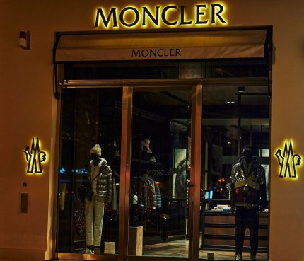 Moncler face angajări în România și mărește fabrica. Ce salarii oferă producătorul de haine de lux