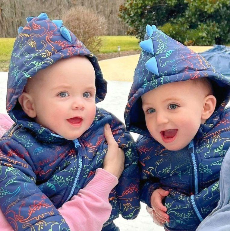 Două cupluri de gemeni identici au născut doi băieţi care par mai degrabă fraţi decât verişori