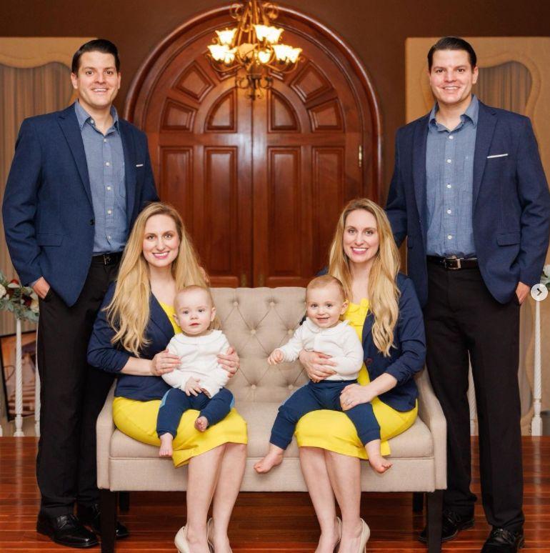 Două cupluri de gemeni identici au născut doi băieţi care par mai degrabă fraţi decât verişori