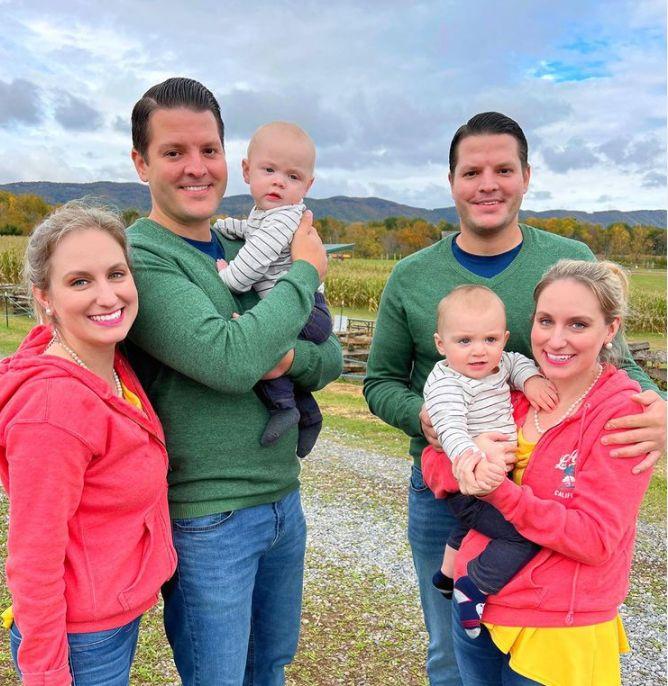 Două cupluri de gemeni identici au născut doi băieţi care par mai degrabă fraţi decât verişori