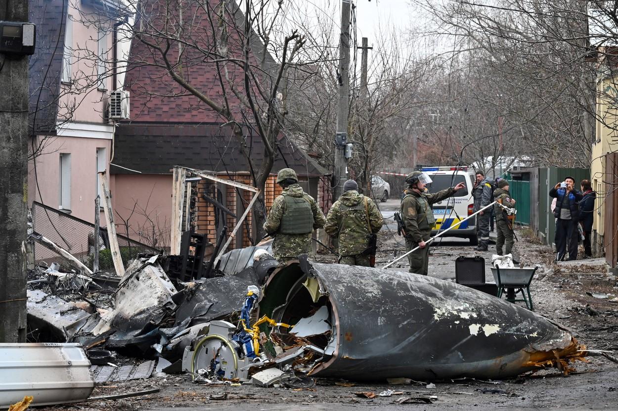 Avion rusesc prabusit peste o casa din Ucraina