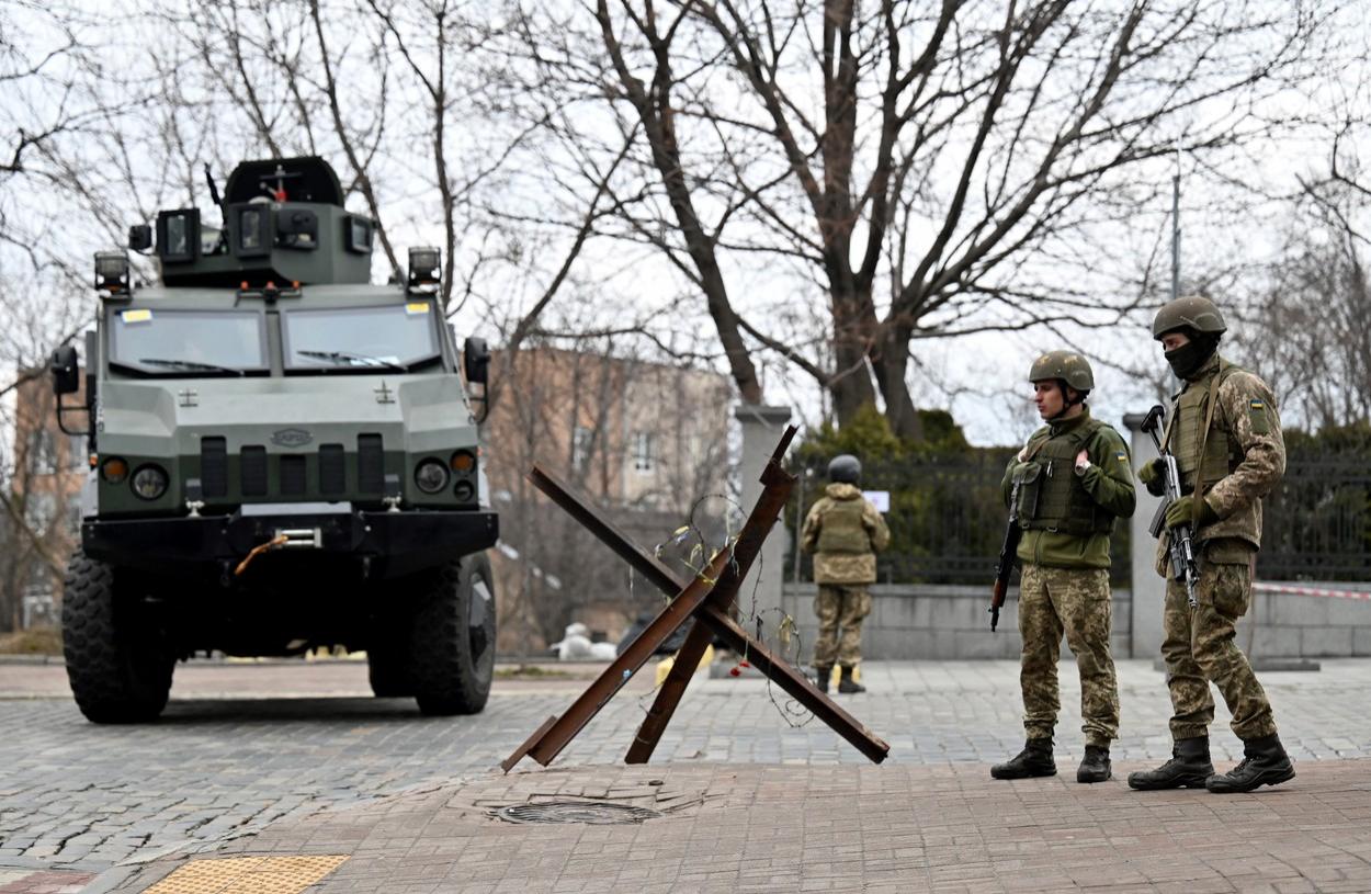 Armata rusă a intrat în Kiev: explozii şi împuşcături în tot oraşul. Ruşii ar plănui să încercuiască capitala şi să răstoarne guvernul