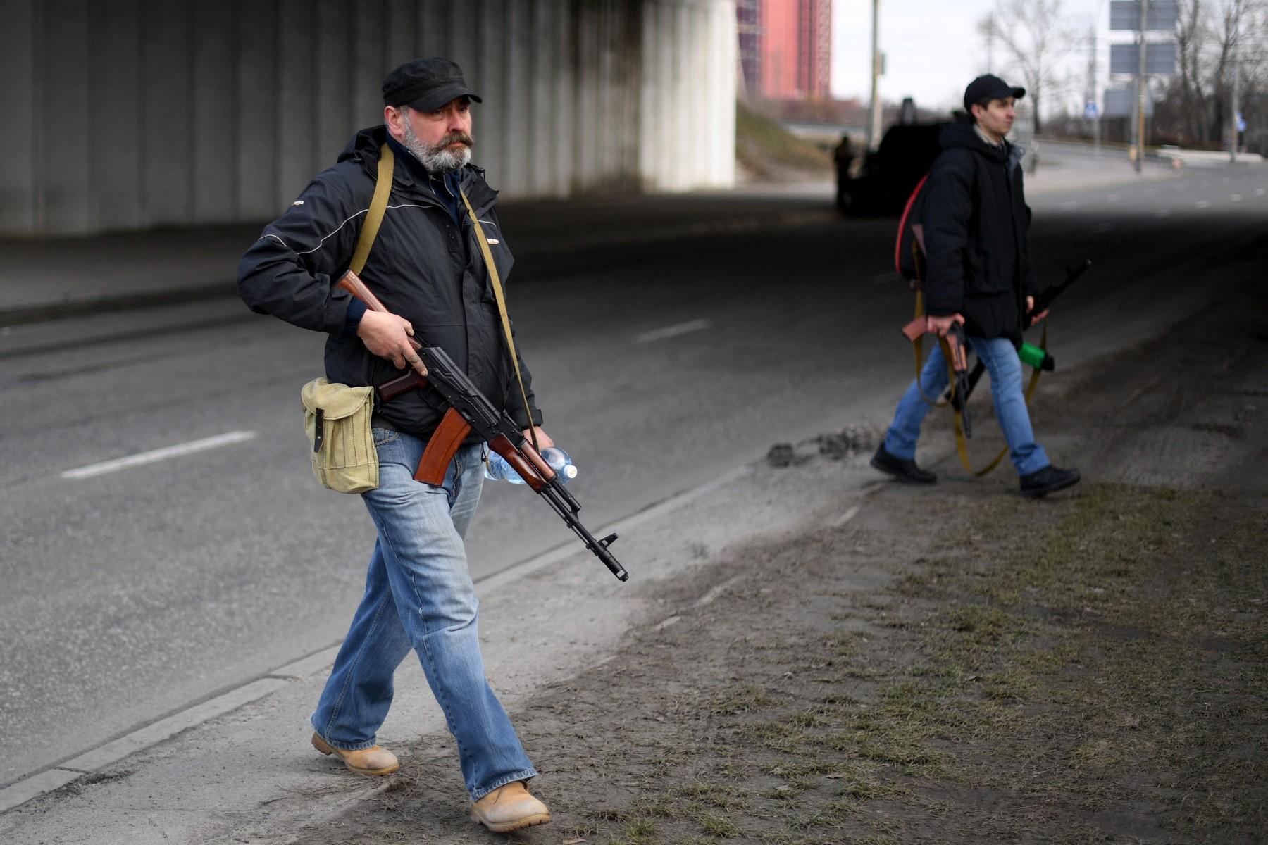 civili cu mitraliere Kalașnikov pe străzile din Kiev