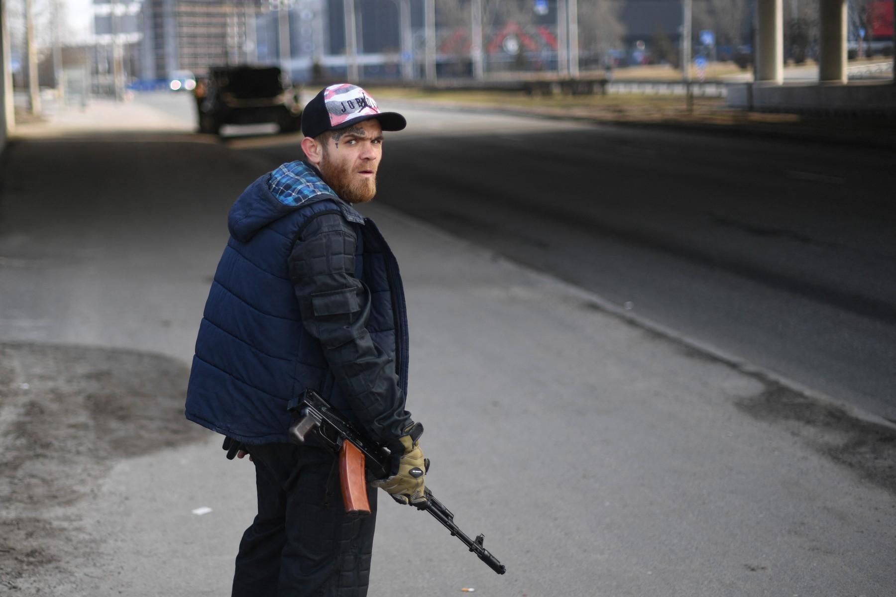 civili cu mitraliere Kalașnikov pe străzile din Kiev