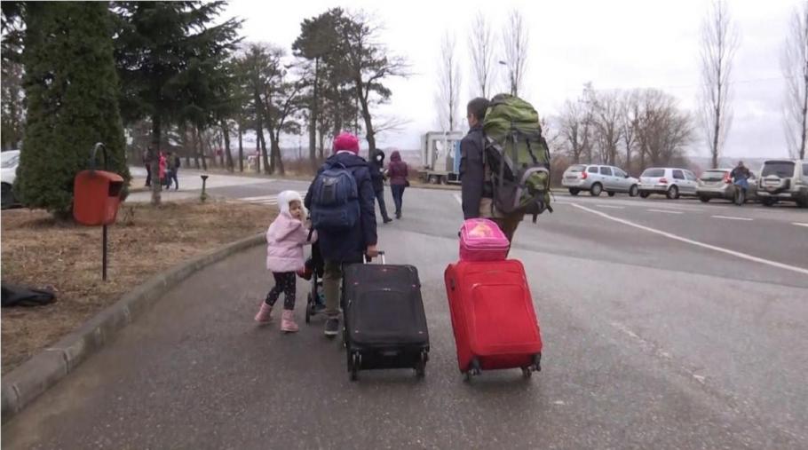 Refugiaţi ucraineni la graniţa cu România