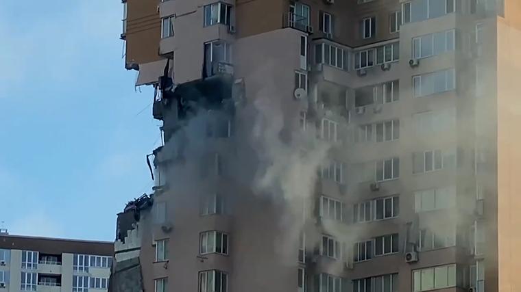 Clădirea lovită de o rachetă rusească