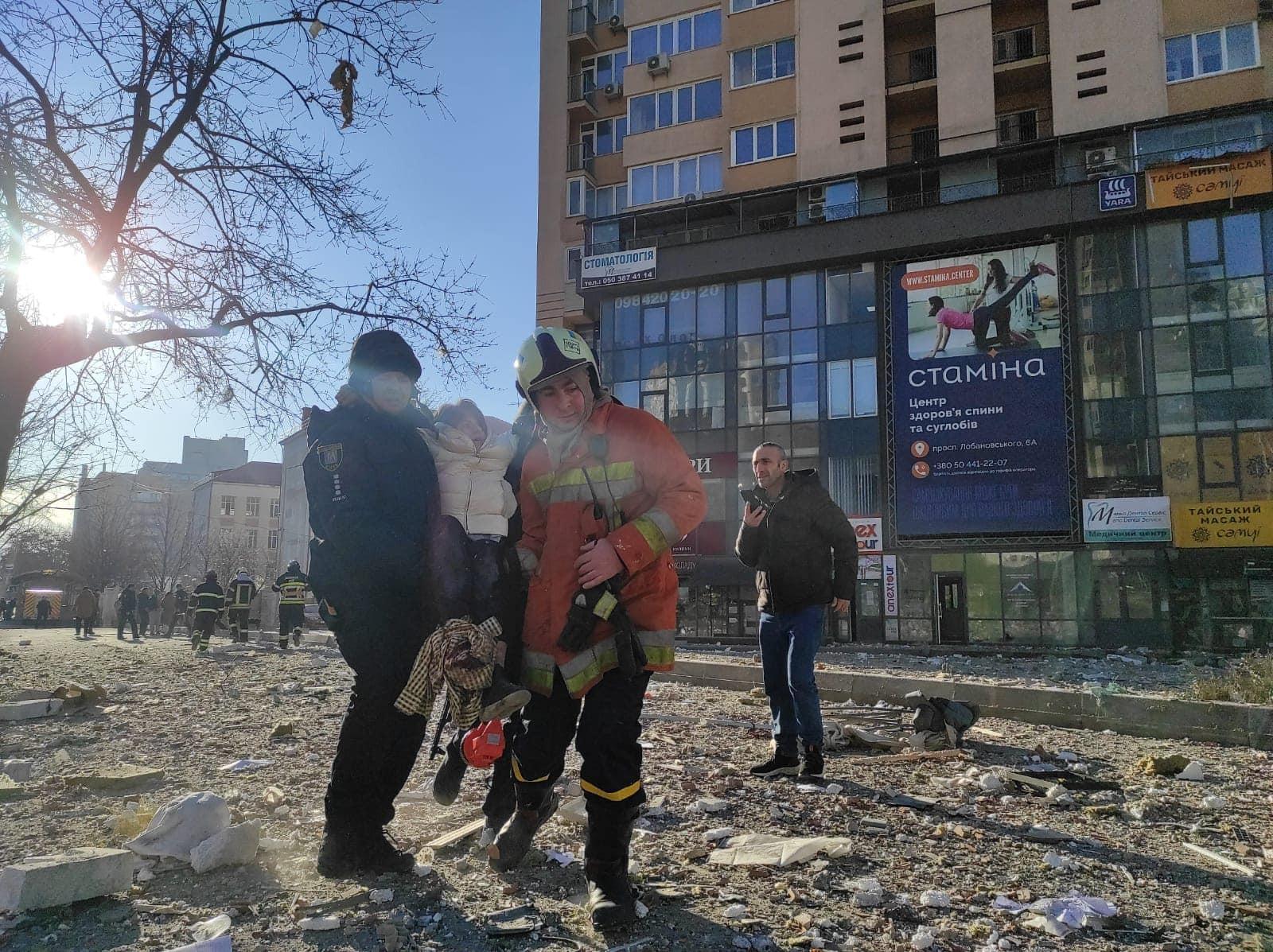 Pompierii salvează, dintre dărâmături, o femeie rănită, în Kiev