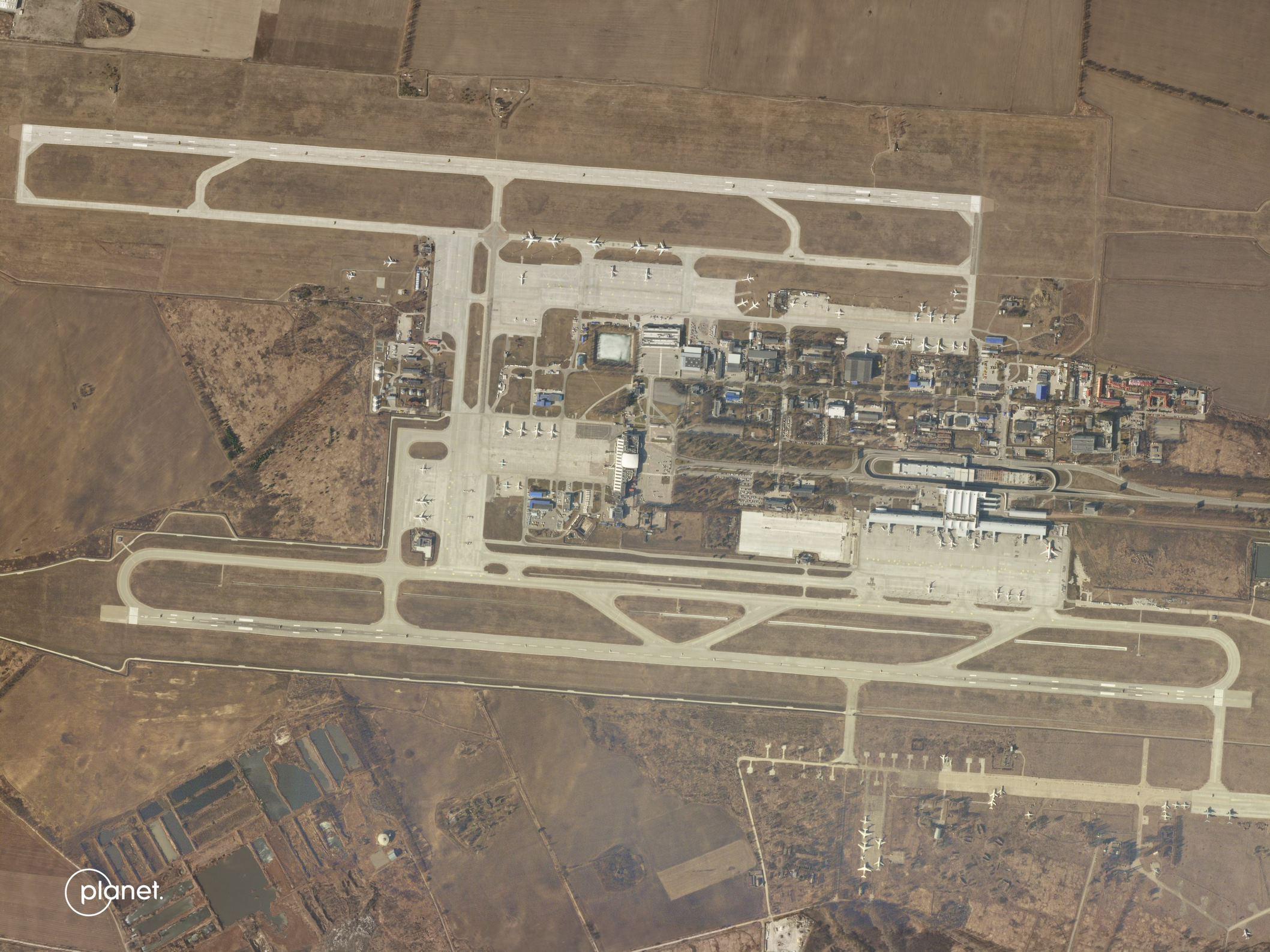 Imagini din satelit cu aeroportul Boryspil. Pistele sunt blocate de tancuri