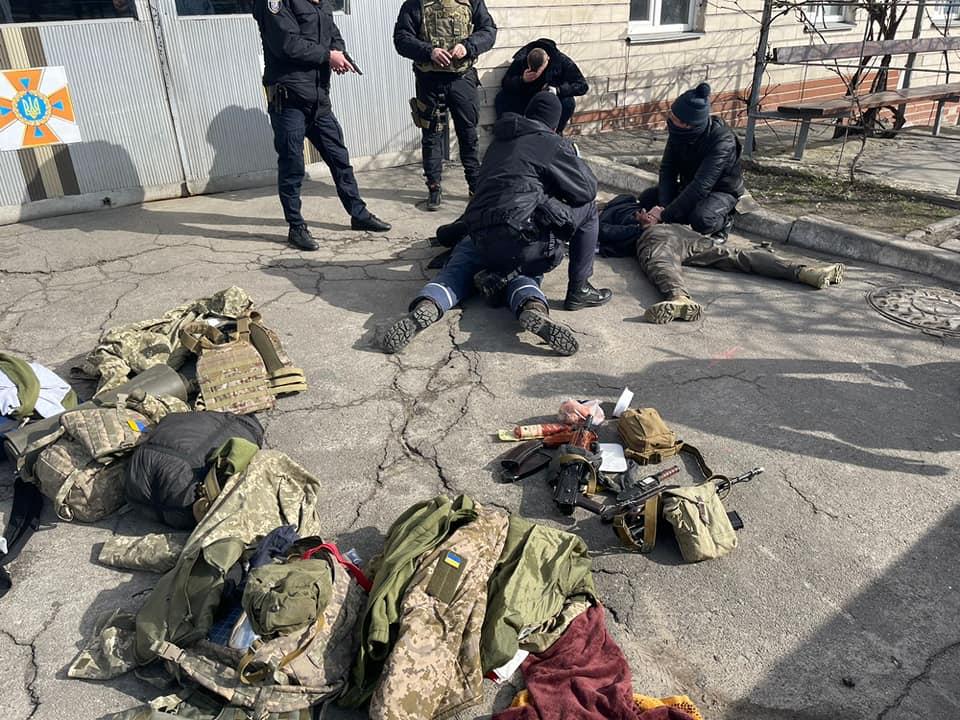 Soldați ruși prinși în uniforme militare ucrainene. Încercau să se inflirteze într-o unitate de pompieri