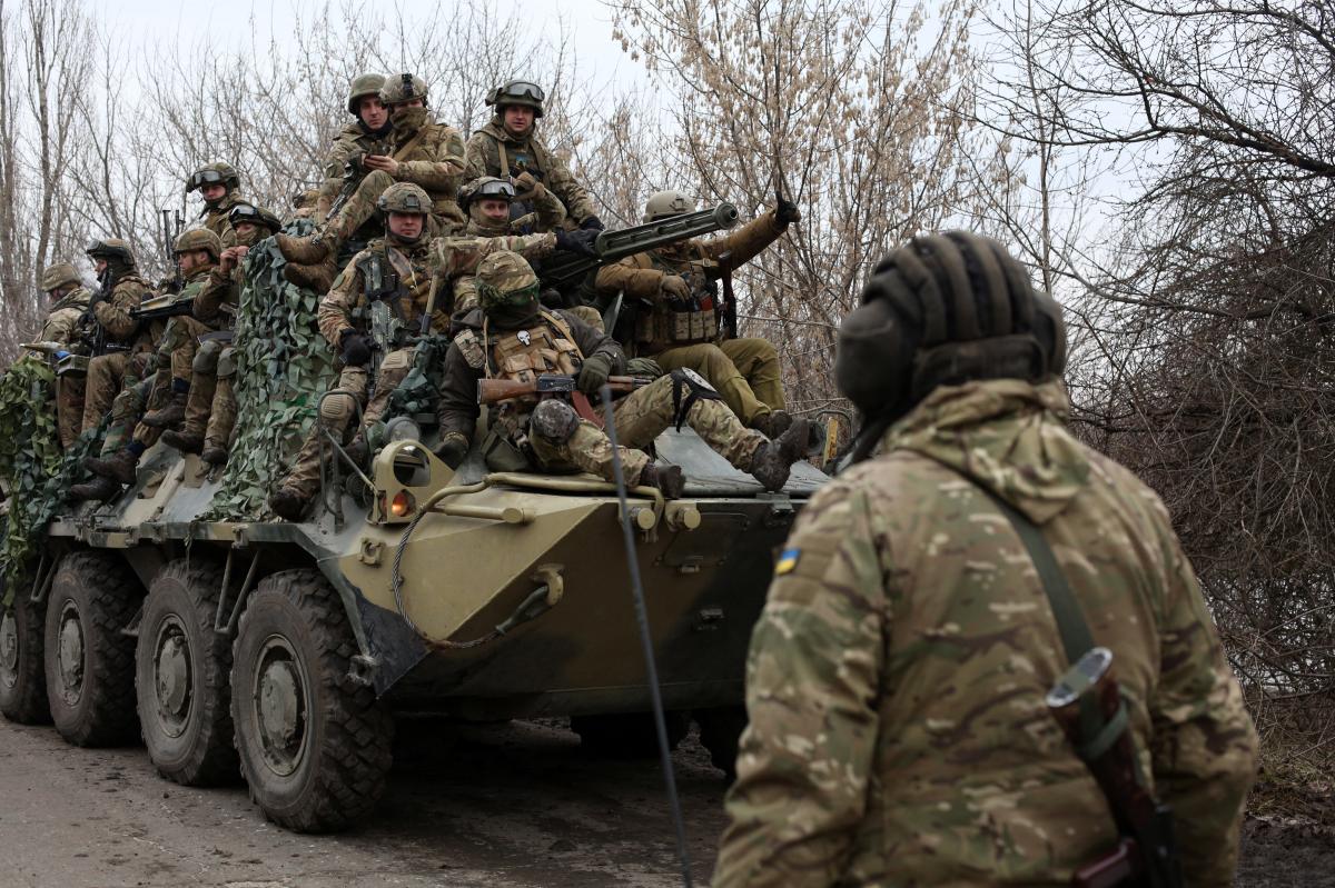 militari din armata Ucrainei soldați ucraineni fotografiați în timp ce se pregătesc de un atac al rușilor