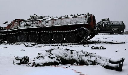 Soldat rus mort lângă vehicule blindate arse, Harkov, Ucraina.