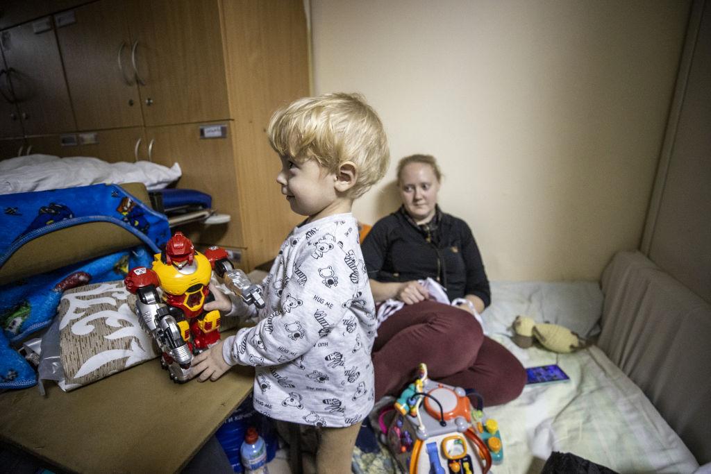 Copii bolnavi, în subsolul spitalelor din Kiev