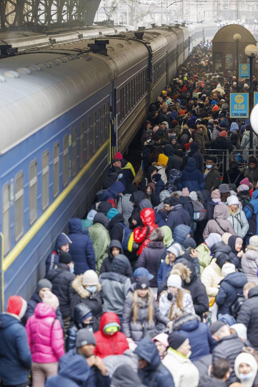 Mii de refugiați în gara Lviv din vestul Ucrainei