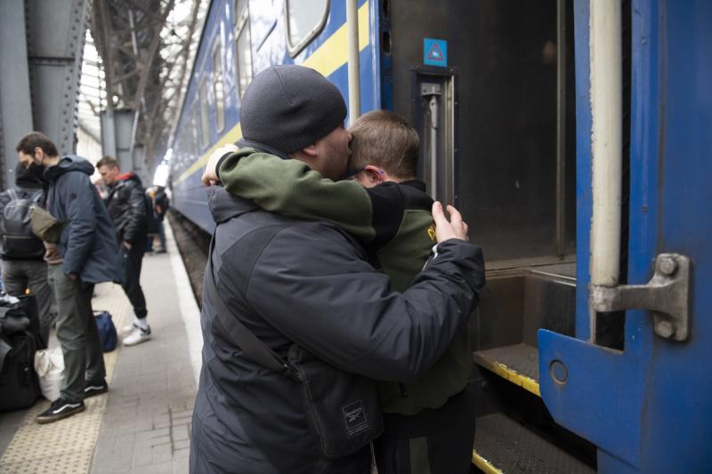 Refugiaţi Mii de refugiați în gara Lviv din vestul Ucrainei