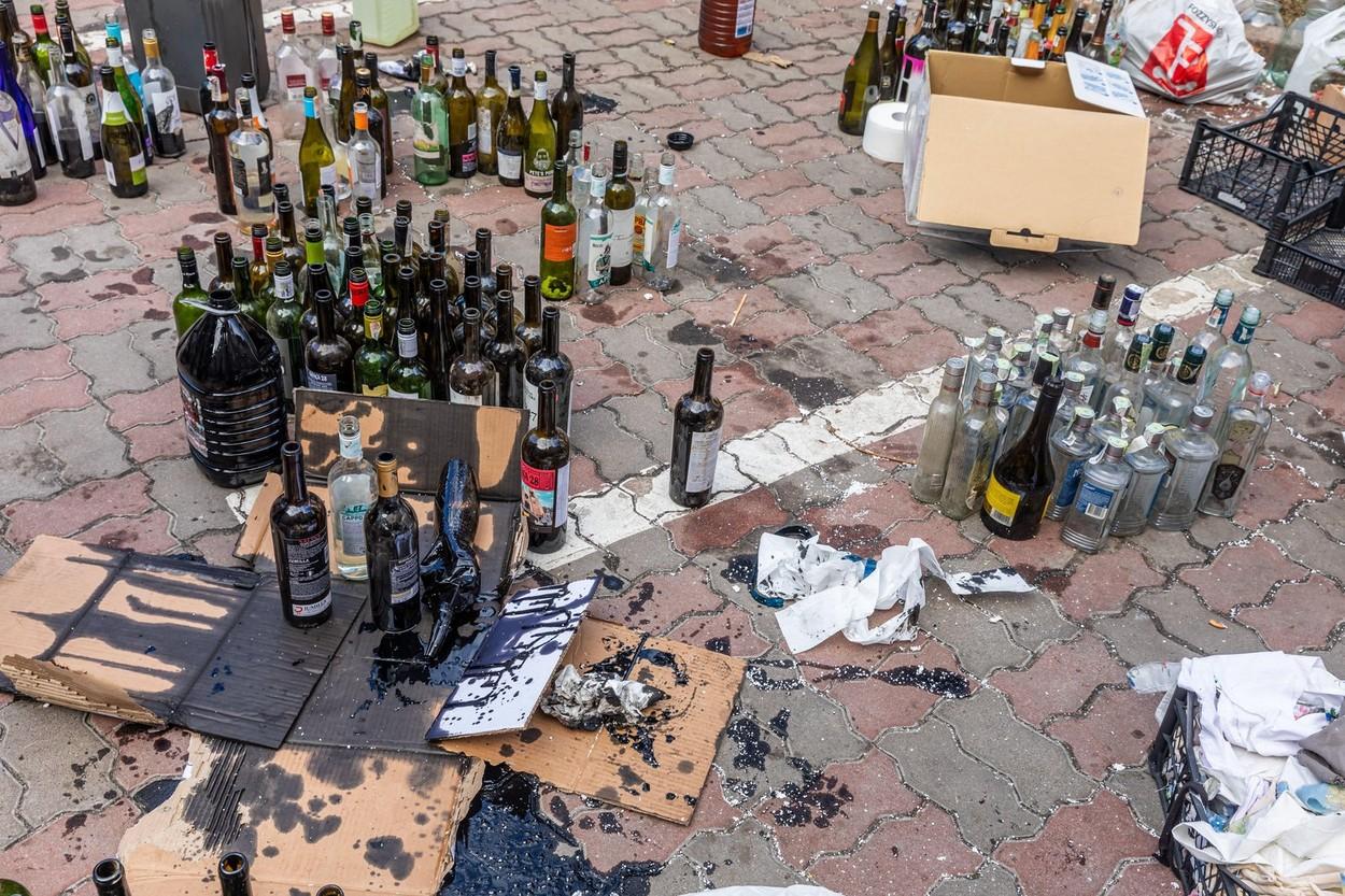 Locuitorii din capitala Ucrainei pregătesc cocktailuri Molotov pentru a opri invazia