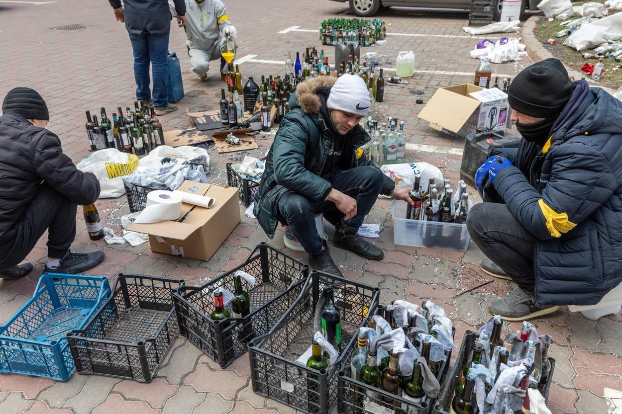 Locuitorii din capitala Ucrainei pregătesc cocktailuri Molotov pentru a opri invazia
