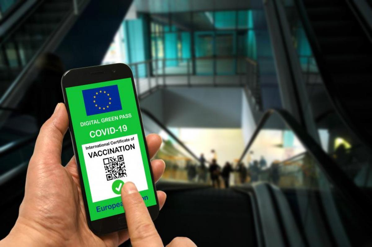 Guvernul prelungeşte valabilitatea certificatului verde pentru călătoriile în UE, doar după efectuarea dozei booster. Cât vor fi valabile în România Guvernul prelungeşte valabilitatea certificatului verde pentru călătoriile în UE, doar după efectuarea dozei booster. Cât vor fi valabile în România