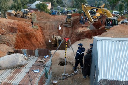 Un copil de cinci ani este blocat de aproape trei zile într-o fântână, în Maroc. Salvatorii au de sapat un tunel adânc de 32 de metri