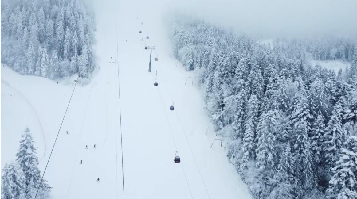 Protest în mai multe staţiuni din România. Oamenii, nemulţumiţi că a fost eliminată vacanţa de iarnă a elevilor