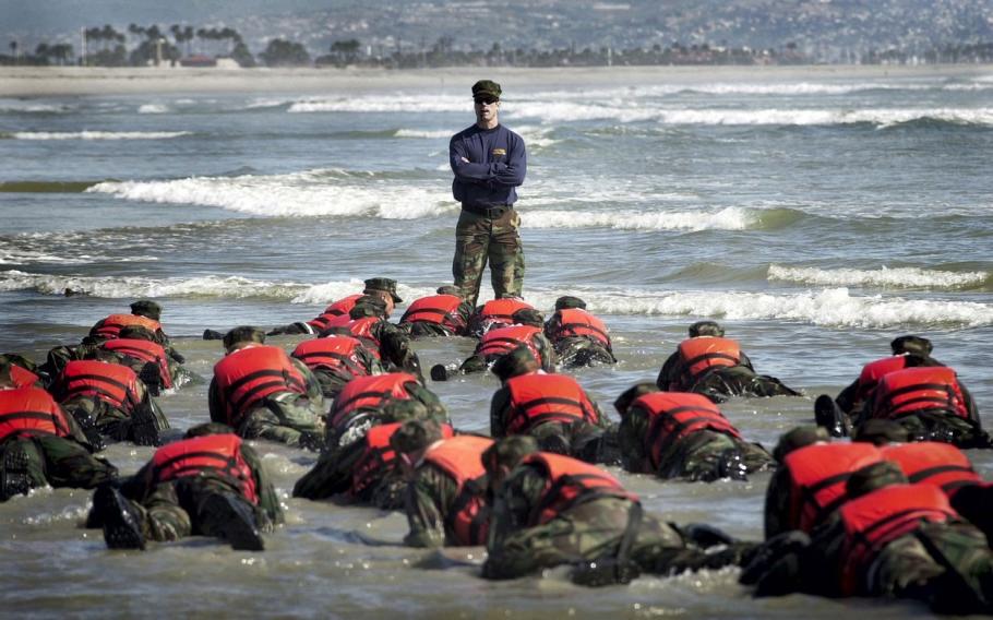 Un bărbat a murit, iar altul a ajuns la spital, la finalul unei săptămâni de pregătiri pentru Navy SEAL