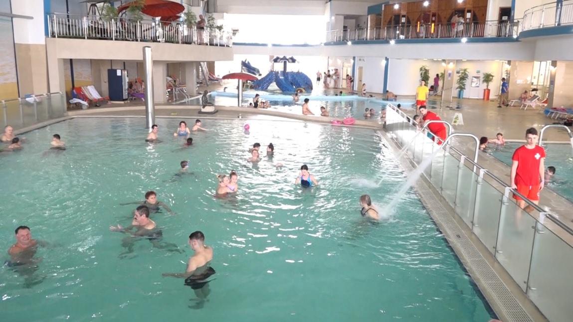 Distracţie la piscină în plină iarnă. Zeci de turişti din vestul ţării s-au bucurat din plin de o zi de duminică ca-n miez de vară