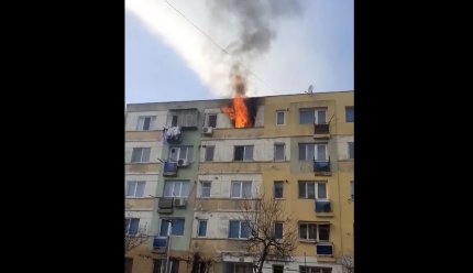 Au vrut să facă un grătar în bloc şi au dat foc imobilului. O femeie în scaun cu rotile, evacuată cu ajutorul pompierilor în Tecuci