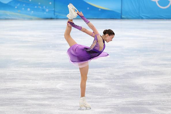 O rusoaică fenomen, de 15 ani, scrie istorie la Beijing. Kamila Valieva, prima patinatoare care sare o cvadruplă la JO