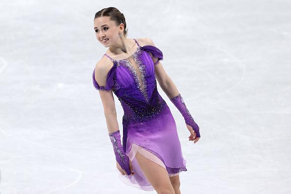 O rusoaică fenomen, de 15 ani, scrie istorie la Beijing. Kamila Valieva, prima patinatoare care sare o cvadruplă la JO