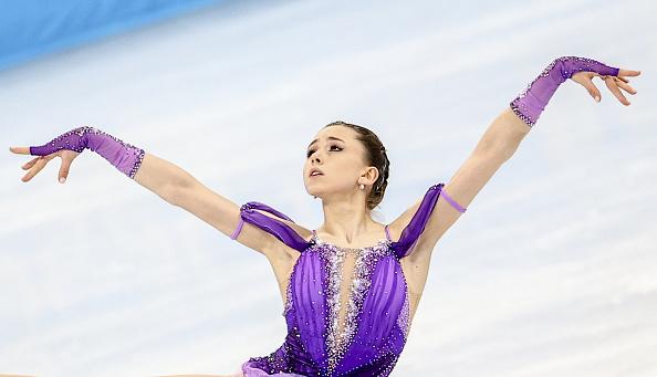 O rusoaică fenomen, de 15 ani, scrie istorie la Beijing. Kamila Valieva, prima patinatoare care sare o cvadruplă la JO