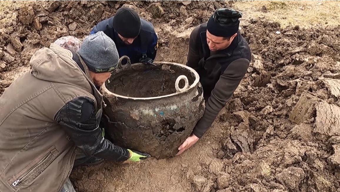 Descoperire unică în România. Un grup de tineri au găsit un vas celtic vechi de peste 2.500 de ani: iniţial au crezut că e un tun