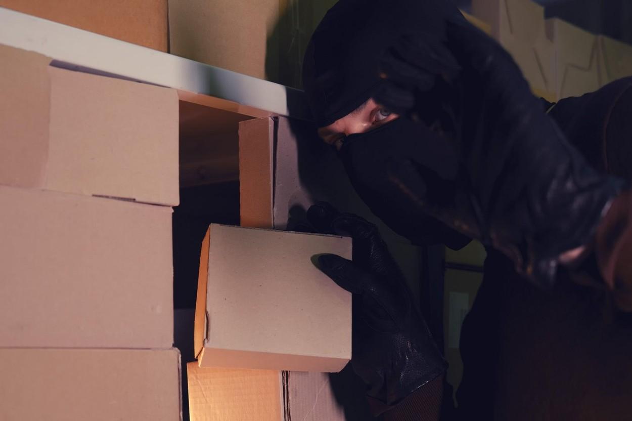 "Băi, jefuitor mic ce eşti". Mesajul viral al unei vânzătoare din Huşi pentru hoţul care îi spărgea magazinul