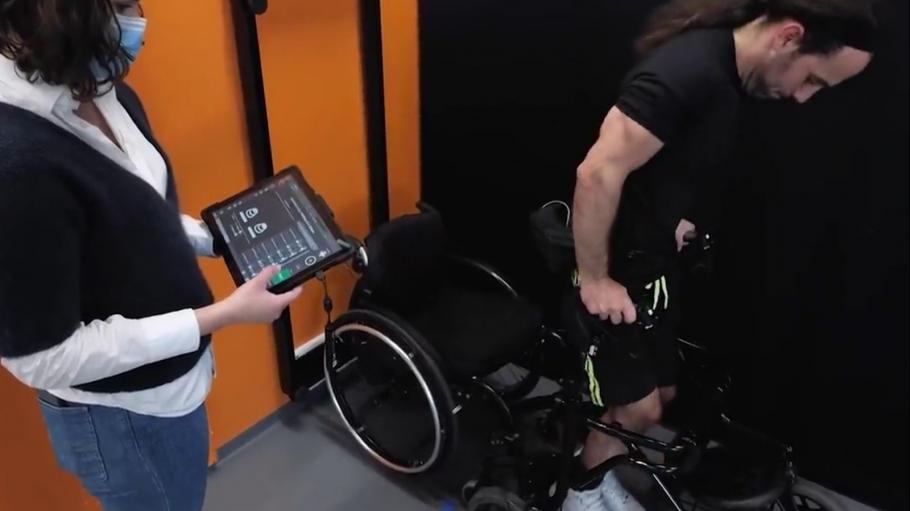 Un motociclist paralizat este prima persoană care poate merge din nou, după ce i s-a implantat un cip în coloană Un motociclist paralizat este prima persoană care poate merge din nou, după ce i s-a implantat un cip în coloană