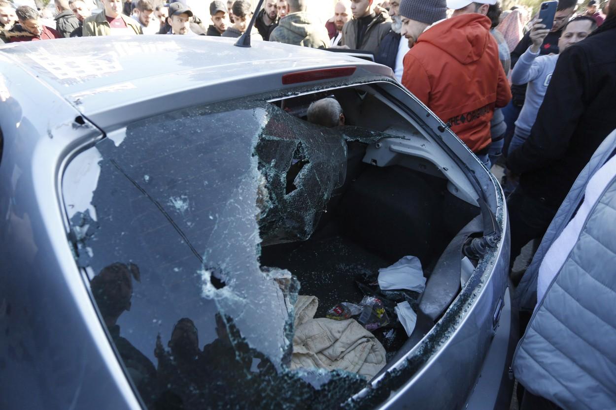 Palestinienii u fost atacaţi în timp ce se aflau într-o maşină