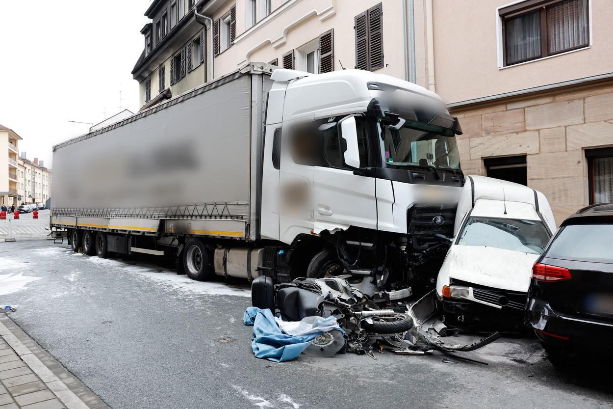 Un şofer de camion a făcut prăpăd pe o străduţă din Furth