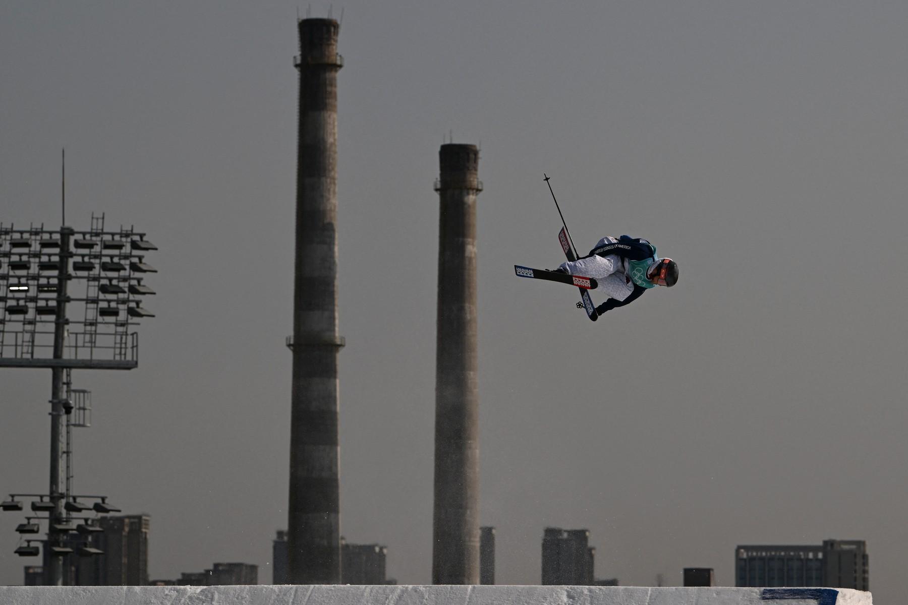 Peisaj apocaliptic la JO de la Beijing. Schi acrobatic lângă turnuri de răcire, coșuri de fum și cuptoare industriale, scoase din uz