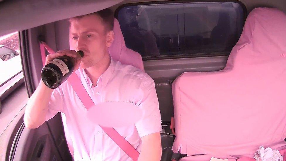 Șofer filmat când bea șampanie și FaceTiming în duba de serviciu