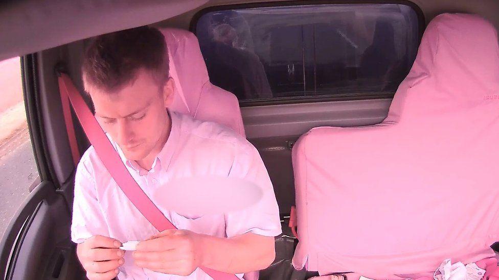 Șofer filmat când bea șampanie și FaceTiming în duba de serviciu