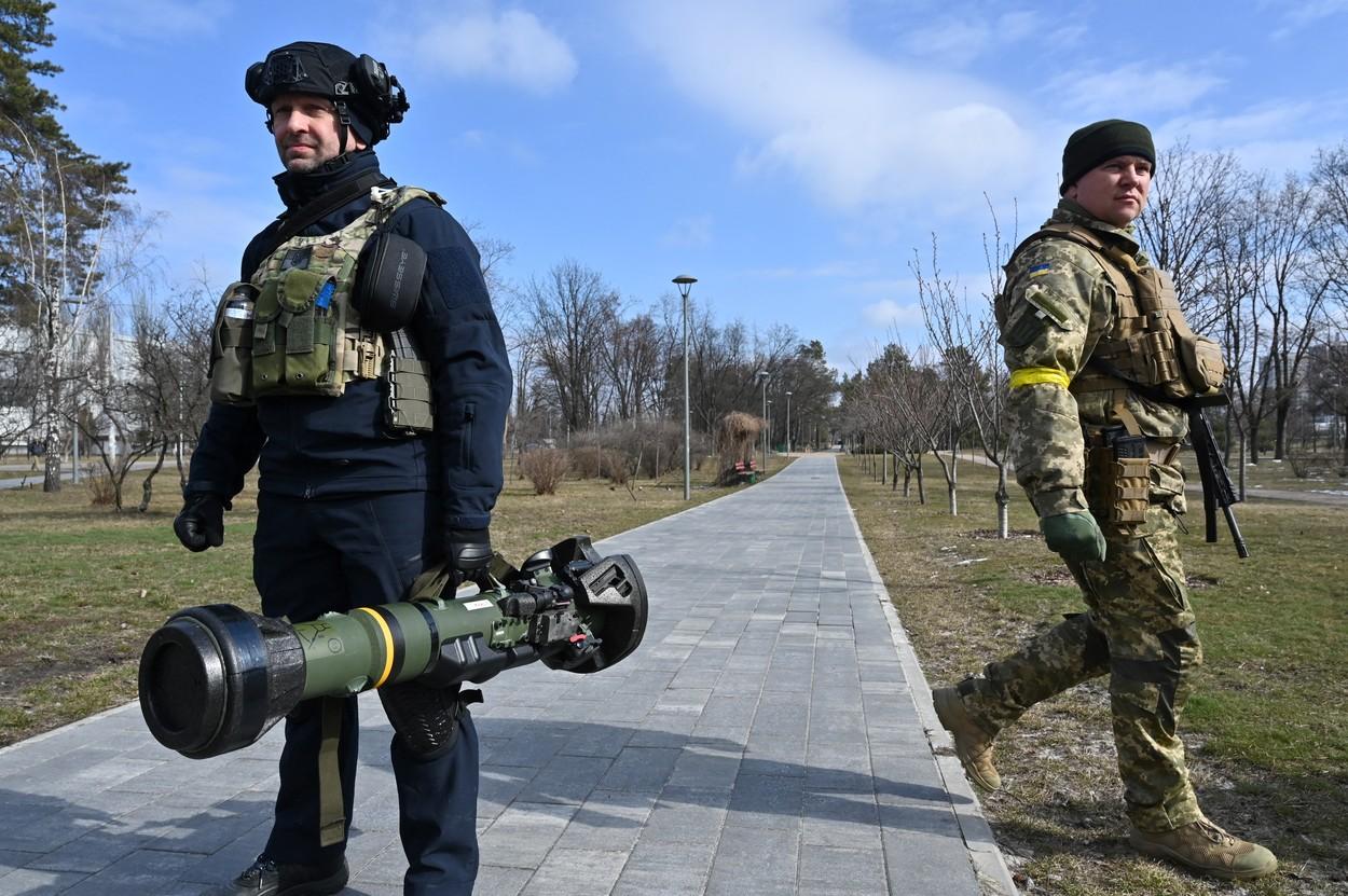 Membrii Forțelor Teritoriale de Apărare ucrainene examinează armamentul nou, inclusiv sistemele antitanc NLAW și lansatoare portabile de grenade, la Kiev