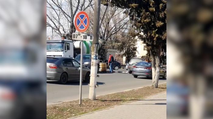 Un român a cumpărat 1.000 de litri de motorină, apoi i s-a răsturnat containerul pe șosea, la Tecuci. Pierdere uriașă și amendă de la ISU
