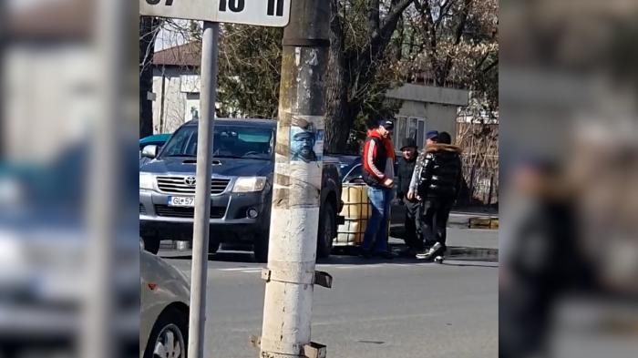 Un român a cumpărat 1.000 de litri de motorină, apoi i s-a răsturnat containerul pe șosea, la Tecuci. Pierdere uriașă și amendă de la ISU